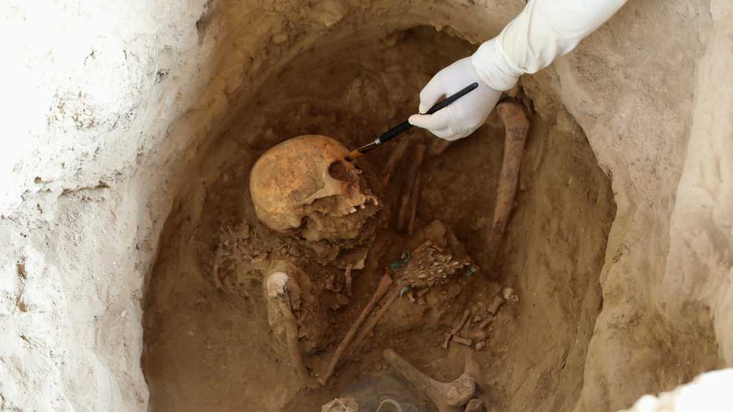 oi-paraksenoi-tafoi-kai-ta-eurimata-sto-perou.w_hr