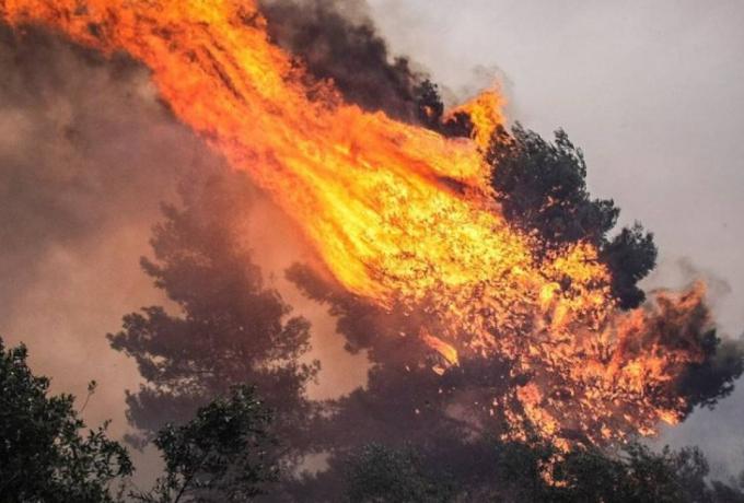 Μεγάλη φωτιά στην Κόρινθο Απειλείται στρατόπεδο! Εκκενώθηκαν οικισμοί