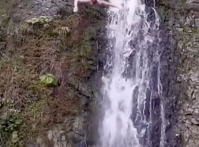 Ανατριχιαστικό βίντεο: Βουτάει από καταρράκτη με το κεφάλι και πέφτει σε βράχια!