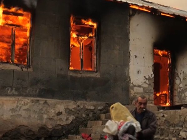 Εικόνες που συγκλονίζουν και ανατριχιάζουν στο Ναγκόρνο-Καραμπάχ: Αρμένιοι καίνε τα σπίτια τους, για να μην τα παραδώσουν στους Τούρκους!
