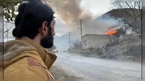 Εικόνες που συγκλονίζουν και ανατριχιάζουν στο Ναγκόρνο-Καραμπάχ: Αρμένιοι καίνε τα σπίτια τους, για να μην τα παραδώσουν στους Τούρκους!