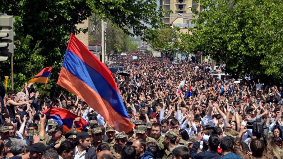 'Επανάσταση' στο Ερεβάν! Χιλιάδες Αρμένιοι απαιτούν την παραίτηση Πασινιάν, λόγω της ταπεινωτικής συνθηκολόγησης με το Αζερμπαϊτζάν: