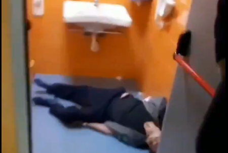 Κορωνοϊός - Δραματικές εικόνες από νοσοκομεία της Νάπολης: Ασθενής πέθανε σε τουαλέτα στα επείγοντα