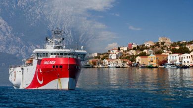 Ξεκάθαρα αποκαλύπτεται πλέον, ακόμη και διά γυμνού οφθαλμού, τι έχει στήσει ο Ταγίπ Ερντογάν με τις διαδοχικές Navtex από τον Αύγουστο και τις έρευνες του Oruc Reis στη θαλάσσια περιοχή μεταξύ της Ρόδου και του Καστελόριζου. Στο διάγραμμα φαίνονται οι Navtex, βάσει των οποίων οι Τούρκοι, από τις 10 Αυγούστου, κάνουν σεισμικές έρευνες με το Oruc Reis και τα βοηθητικά του πλοία Ataman και Cengiz Han, συνοδεία τουρκικών πολεμικών πλοίων. Αφού αρχικώς κινήθηκαν σε ένα οριζόντιο μοτίβο από Νότο προς Βορρά (δηλαδή ξεκίνησαν από την θαλάσσια περιοχή εγγύτερα της Αιγύπτου), συνεχίζουν τώρα κινούμενοι κάθετα. Μέχρι τα μεσάνυχτα της Τετάρτης έκαναν ερευνητικές εργασίες στη ζώνη που αποτυπώνεται με κόκκινο χρώμα και από σήμερα το Oruc Reis «ιχνηλατεί» την περιοχή που είναι ζωγραφισμένη με σκούρο μπλε ή μαύρο χρώμα. Σε αυτή την ζώνη θα κινηθεί το τουρκικό ερευνητικό πλοίο μέχρι τα μεσάνυχτα της 23ης Νοεμβρίου, κάνοντας δισδιάστατες σεισμικές έρευνες. Γι' αυτή την φάση των εργασιών του Oruc Reis μάλιστα, οι Τούρκοι έχουν ζητήσει να μην προσεγγίσει κανένα πλοίο εγγύτερα μιας ζώνης έξι ναυτικών μιλίων, προειδοποιώντας εμμέσως την ελληνική πλευρά. Τι άλλο αποκαλύπτεται από την αποτύπωση όλων των Navtex που δείχνουν τις περιοχές στις οποίες κινείται το Oruc Reis από τις 10 Αυγούστου μέχρι και σήμερα; Είναι προφανές ότι η Άγκυρα θέλει να «πνίξει» το Καστελόριζο σε μια ζώνη τουρκικής υφαλοκρηπίδας και ΑΟΖ. Ποια είναι αυτή η ζώνη είναι προφανές, απλώς κοιτάζοντας τις περιοχές ερευνών του Oruc Reis. Η παράνομη τουρκική Navtex βάσει της οποίας κινείται το Oruc Reis από τα μεσάνυχτα της Τετάρτης απέχει μόλις 12 ναυτικά μίλια από το νησί της Ρόδου και 18 ναυτικά μίλια από το νησί της Ρω, στο σύμπλεγμα του Καστελόριζου. Τι επιχειρούν οι Τούρκοι; - Να αποκόψουν το Καστελόριζο από τον κορμό των άλλων νησιών του Αιγαίου. - Να εγκλωβίσουν το νησιωτικό σύμπλεγμα της Μεγίστης σε μια ζώνη τουρκικής υφαλοκρηπίδας. - Να αποκτήσουν δικαιώματα χρησικτησίας δημιουργώντας τετελεσμένα, παρά το γεγονός ότι τα κυριαρχικά δικαιώματα ενός κράτους, εν προκειμένω της Ελλάδας, στην Αποκλειστική Οικονομική Ζώνη που της ανήκει προκύπτουν ipso facto και ab initio, είναι δηλαδή απαράγραπτα, ακόμη κι αν ένα άλλο κράτος εκτελεί εργασίες προσπαθώντας να παραχαράξει το Διεθνές Δίκαιο. - Να προετοιμάσουν τα πράγματα για την επόμενη φάση της κρίσης, που θα μπορούσε να σηματοδοτήσει η αποστολή πλωτού γεωτρύπανου την οποία θα επιχειρήσουν να δικαιολογήσουν προβάλλοντας τον ισχυρισμό ότι στην περιοχή υπάρχουν πολλά υποσχόμενα κοιτάσματα υδρογονανθράκων. Ο χρόνος που επελέγη από το καθεστώς Ερντογάν για την ανακοίνωση της νέας Navtex δεν μπορεί παρά να μην θεωρηθεί τυχαίος. Ο πρόεδρος της Αιγύπτου, Αμπντέλ Φατάχ αλ Σίσι, είναι στην Αθήνα, επισφραγίζοντας την στρατηγική εταιρική σχέση της χώρας του με την Ελλάδα. Η Άγκυρα στέλνει το μήνυμα ότι δεν θα κάνει εύκολα πίσω, διεκδικώντας στο πεδίο όλα όσα νομίζει ότι της ανήκουν. «Μπαμπεσιά» ή γκάφα του State Department; Την ίδια στιγμή, η δημοσιοποίηση της νομικής τοποθέτησης του State Department για τον ελληνικό εναέριο χώρο και το εύρος των ελληνικών χωρικών υδατων στο Αιγαίο, μοιάζει σαν να ρίχνει νερό στον μύλο της Τουρκίας. Το αμερικανικό υπουργείο Εξωτερικών επισημαίνει ότι ο εναέριος χώρος είναι ο υπερκείμενος των χωρικών υδάτων και άρα δεν αναγνωρίζει τον ελληνικό εναέριο χώρο των 10 ναυτικών μιλίων, επαναφέροντας την άποψη περί δήθεν ελληνικού παράδοξου (greek perception) όταν το σημερινό εύρος των χωρικών υδάτων είναι 6 ναυτικά μίλια. Οσο κι αν αυτή η αμερικανική θέση ήταν γενικά γνωστή, η χρονική περίοδος που επαναλμβάνεται δημιουργεί προβληματισμό. Κι αυτό όχι μόνο επειδή οι νομικές υπηρεσίες του State Department δεν αναγνωρίζουν ως παραβιάσεις του ελληνικού εναέριου χώρου τις πτήσεις τουρκικών μαχητικών αεροσκαφών μεταξύ 10 και 6 ναυτικών μιλίων από τις ακτές των νησιών. Οι νομικές υπηρεσίες του αμερικανικού υπουργείου Εξωτερικών μοιάζουν να αμφισβητούν την ύπαρξη θαλασσίων συνόρων μεταξύ Ελλάδας και Τουρκίας στις περιοχές που η απόσταση μεταξύ ενός ελληνικού νησιού και των μικρασιατικών ακτών είναι μικρότερη των 12 νμ. Οπως αναφέρεται στην έκθεση του State Department «παρ' όλο που η Ελλάδα διεκδικεί μέχρι και 6 νμ στο Αιγαίο, η χώρα και οι γείτονές της δεν έχουν συμφωνήσει σε συνοριακή οριοθέτηση σε εκείνες τις περιοχές που επικαλύπτονται τα νόμιμα θαλάσσια δικαιώματά τους». Και προστίθεται: «Η απουσία μιας τέτοιας οριοθέτησης σημαίνει ότι δεν υπάρχει ξεκάθαρη εικόνα σε ό,τι αφορά την έκταση των χωρικών υδάτων της Ελλάδας και τον αντίστοιχο εναέριο χώρο στις περιοχές αυτές, καθιστώντας αδύνατη οποιαδήποτε αξιολόγηση των παραβιάσεων». Το σχετικό σημείο της έκθεσης του State Department που συντάχθηκε τον προηγούμενο Μάρτιο αναφέρει επίσης: «Οι ΗΠΑ παροτρύνουν την Ελλάδα και την Τουρκία να επιλύσουν τα εκκρεμή διμερή ζητήματα σε ό,τι αφορά τα θαλάσσια σύνορά τους με ειρηνικό τρόπο και με βάση το Διεθνές Δίκαιο». Η λανθασμένη προσέγγιση της αμερικανικής πλευράς έρχεται σε μία ρευστή περίοδο, όχι μόνο λόγω της αλλαγής της αμερικανικής ηγεσίας αλλά και λόγω της κλιμακούμενης επιθετικότητας του καθεστώτος Ερντογάν που αμφισβητεί ανοιχτά τα οριζόμενα σε διεθνείς συνθήκες επιδιώκοντας να γκριζάρει θαλάσσιες περιοχές τις οποίες σχεδιάζει να σφετεριστεί. Οι νομικές υπηρεσίες που συνέταξαν την έκθεση φαίνεται ότι λησμόνησαν την ιταλοτουρκική Συμφωνία του 1932 για παραχώρηση των Δωδεκανήσων στην Ιταλία αλλά και την πάγια ελληνική θέση πως όπου η απόσταση μεταξύ των ελληνικών ακτών και της Τουρκίας είναι μικρότερη των 12 ναυτικών μιλίων ισχύει ο κανόνας της μέσης γραμμής. Η απάντηση του ελληνικού υπουργείου Εξωτερικών Απαντώντας στην έκθεση του αμερικανικού υπουργείου Εξωτερικών, η οποία διαβιβάστηκε στο αμερικανικό Κογκρέσο, στο πλαίσιο των διατάξεων του "Eastern Mediterranean Security and Energy Partnership Act" και που σημειωτέον απεστάλη στο Κογκρέσο πριν από περίπου 8 μήνες (στις 18 Μαρτίου 2020), διπλωματικές πηγές από το ελληνικό υπουργείο Εξωτερικών επισημαίνουν ότι τα όρια των ελληνικών χωρικών υδάτων, όπως και τα θαλάσσια σύνορα μεταξύ της Ελλάδας και της Τουρκίας είναι ξεκάθαρα καθορισμένα εδώ και χρόνια στη βάση του συμβατικού και του εθιμικού διεθνούς δικαίου και δεν τυγχάνουν ουδεμίας αμφισβήτησης. Συγκεκριμένα, τονίζουν από την ελληνικό υπουργείο Εξωτερικών: «Όσον αφορά το Νοτιο-Ανατολικό Αιγαίο και την Ανατολική Μεσόγειο, τα θαλάσσια σύνορα έχουν καθορισθεί από τη συμφωνία Ιταλίας-Τουρκίας που υπογράφηκε στην Άγκυρα στις 4 Ιανουαρίου 1932, καθώς και το πρακτικό που αποτελεί αναπόσπαστο μέρος της εν λόγω συμφωνίας και υπεγράφη στην Άγκυρα στις 28 Δεκεμβρίου 1932. Η Ελλάδα, ως διάδοχο κράτος, βάσει της συνθήκης των Παρισίων του 1947, απέκτησε την κυριαρχία επί των Δωδεκανήσων χωρίς καμία αλλαγή στα θαλάσσια σύνορα, όπως αυτά είχαν συμφωνηθεί μεταξύ Ιταλίας και Τουρκίας. Αναφορικά με τα θαλάσσια σύνορα στη Θράκη (μέχρι το σημείο σε απόσταση τριών ναυτικών μιλίων από το Δέλτα του Έβρου), αυτά ορίσθηκαν από τη Συνθήκη της Λωζάνης του 1923 και το Πρωτόκολλο των Αθηνών του 1926. Τέλος, αναφορικά με τα θαλάσσια σύνορα μεταξύ των ανωτέρω δύο περιοχών (από Θράκη έως Δωδεκάνησα), όπου τα χωρικά ύδατα της Ελλάδας και της Τουρκίας τέμνονται, τα θαλάσσια σύνορα ακολουθούν τη μέση γραμμή μεταξύ των ελληνικών νήσων και νησίδων και των απέναντι τουρκικών ακτών. Τα εξωτερικά σύνορα της Ελλάδας, συμπεριλαμβανομένων των χωρικών της υδάτων, τα οποία έχουν αποτυπωθεί επανειλημμένως, αποτελούν ταυτόχρονα και εξωτερικά σύνορα της Ευρωπαϊκής Ένωσης».