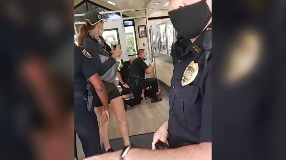 Βίντεο σοκ! Δείτε πως συνέλαβαν μητέρα στη Φλόριντα, μπροστά στα παιδιά της, επειδή δεν φορούσε μάσκα!