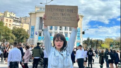 Έγκλημα Τέμπών: «Μου είπε "ακολουθώ εντολές"!» - Η διαμαρτυρία της Ευδοκίας Τσαγκλή στην παρέλαση της Θεσσαλονίκης και η "μονταζιέρα" της Κυβέρνησης