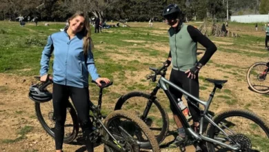 Ο Κυριάκος Μητσοτάκης κάνει ποδήλατο με την κόρη του