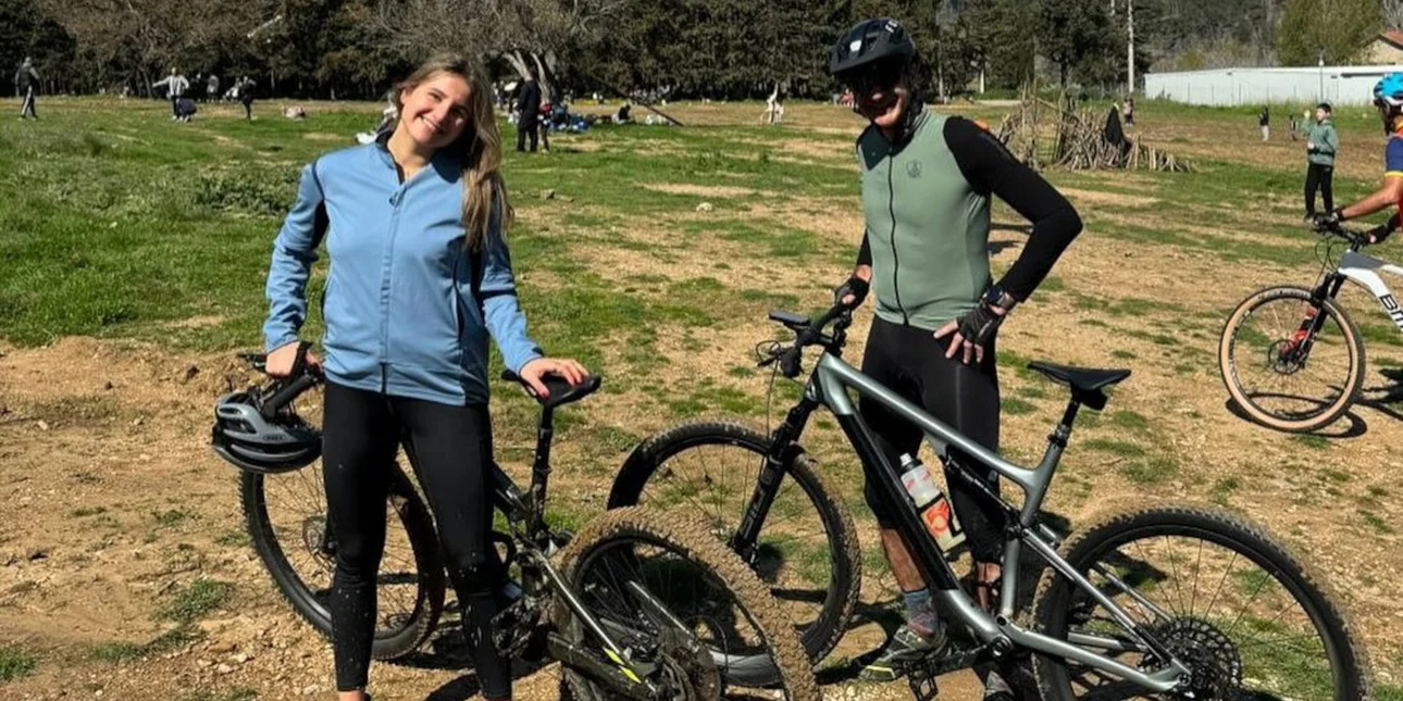 Ο Κυριάκος Μητσοτάκης κάνει ποδήλατο με την κόρη του