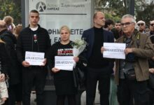 Έγκλημα Τεμπών: Η σιωπηλή διαμαρτυρία συγγενών θύματος απέναντι από την εξέδρα των επισήμων στη Λάρισα