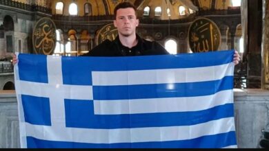 Έλληνας άνοιξε τη σημαία στην Αγία Σοφία