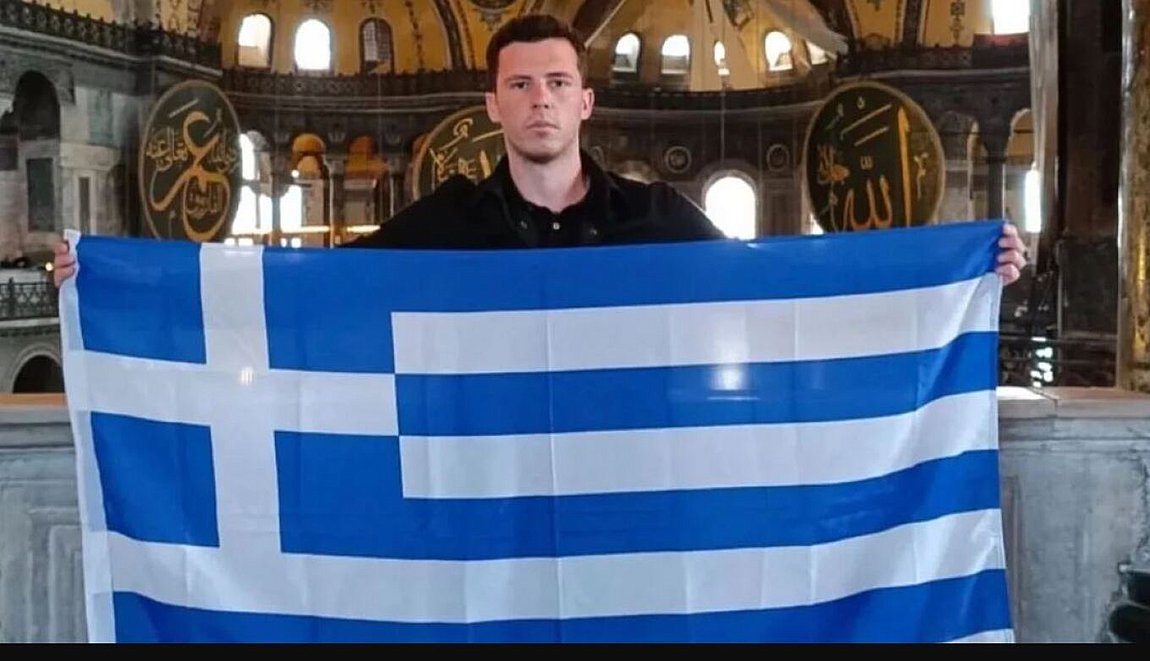 Έλληνας άνοιξε τη σημαία στην Αγία Σοφία