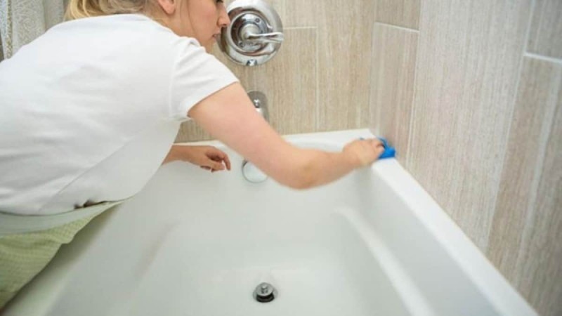 Άλατα στη μπανιέρα: Το απλό κόλπο χωρίς τρίψιμο με 2 υλικά για να εξαφανιστούν