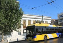 Πανεπιστημίου: Τροχαίο με τουριστικό λεωφορείο και τρόλεϊ
