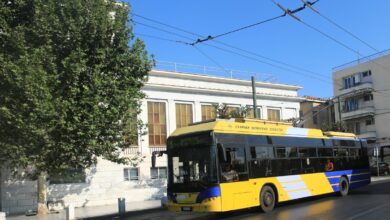 Πανεπιστημίου: Τροχαίο με τουριστικό λεωφορείο και τρόλεϊ