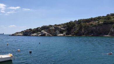 1,5 ώρα από το κέντρο της Αθήνας: Η παραλία "διαμάντι" με 4,9 αστέρια στο Google