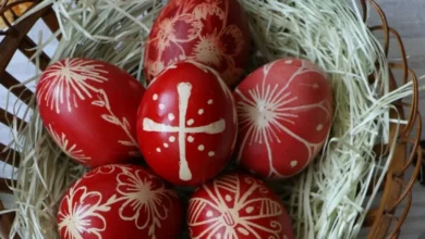 Βάψιμο αυγών: Το κόλπο για να μην περάσει το χρώμα μέσα