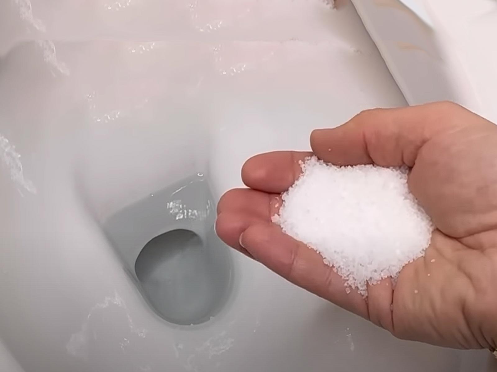 Χλωρίνη και Αλάτι: Ισχυρό καθαριστικό για την λεκάνη της τουαλέτας από άλατα και πουρί
