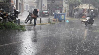 Καταρρακτώδης βροχή είναι σε εξέλιξη αυτή την ώρα στην Αθήνα και στα βόρεια προάστια της Αττικής