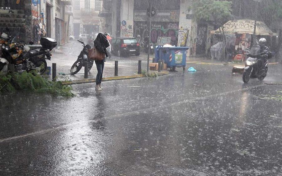 Καταρρακτώδης βροχή είναι σε εξέλιξη αυτή την ώρα στην Αθήνα και στα βόρεια προάστια της Αττικής