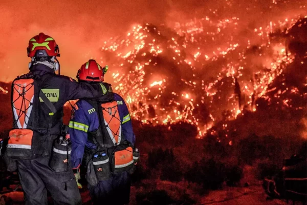 Φωτιά στο Ξυλόκαστρο: Κάηκαν σπίτια και καλλιέργειες