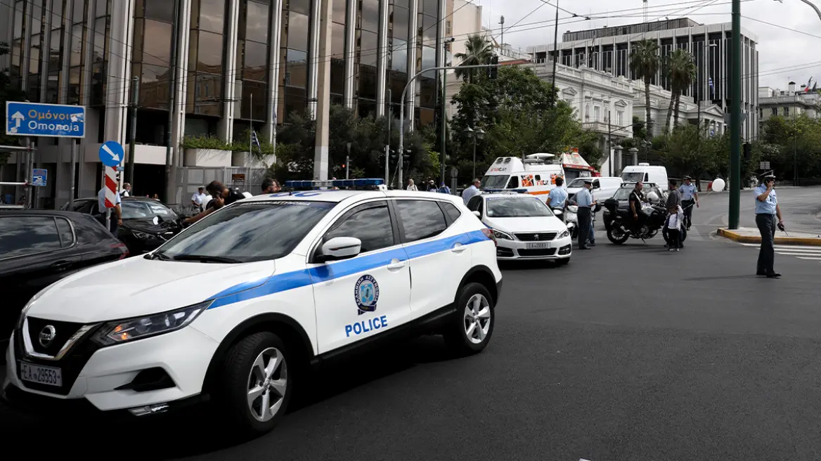 Σύνταγμα: Ύποπτη βαλίτσα στη συμβολή των οδών Ερμού - Νίκης