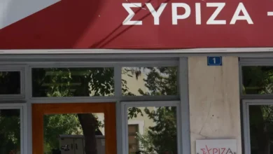 ΣΥΡΙΖΑ: Θεσμική εκτροπή η αποχώρηση Τζάκρη και Πούλου, σύμφωνα με την επίσημη στάση του κόμματος που πέφτει πλέον στην τρίτη θέση.