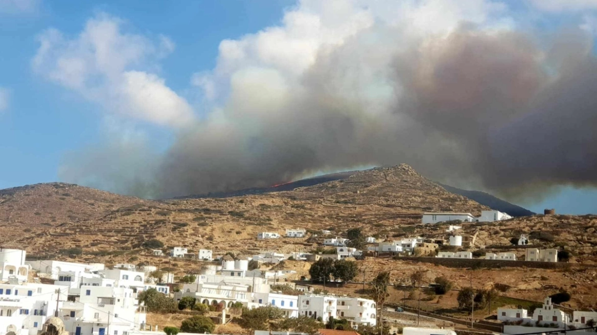 Ίος: Μεγάλη φωτιά σε βλαστώδη περιοχή