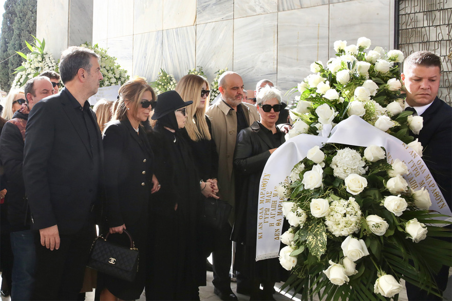 Η οικογένεια και οι φίλοι είπαν το τελευταίο αντίο στον Δημήτρη Σούρα, με την κόρη του, Νίκη, να εκφωνεί έναν συγκινητικό επικήδειο λόγο