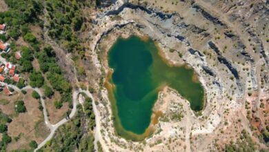 Ένα ονειρικό δημιούργημα της φύσης βρίσκει κανείς στην Εύβοια, άγνωστο στους περισσότερους επισκέπτες του νησιού, το οποίο ονομάζεται «Λίμνες Μεταλλείων».