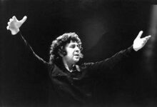 Το “Γελαστό Παιδί”, το θρυλικό τραγούδι του Μίκη Θεοδωράκη, κρύβει μια πραγματική ιστορία, που δεν έχει καμία σχέση με την ελληνική πολιτική.