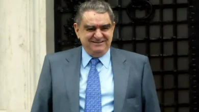 Ο Βαρδής Βαρδινογιάννης, ηγετική φυσιογνωμία του ελληνικού επιχειρείν, απεβίωσε στα 91 του χρόνια. Αφήνει πίσω του μια κληρονομιά επιτυχιών και αφοσίωσης στην επιχειρηματικότητα και την κοινωνία.