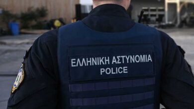 Ενδοοικογενειακή βία: Τι κατέθεσε η σύζυγος του 2ου αστυνομικού, ο κατηγορούμενος αρνείται όλες τις κατηγορίες.