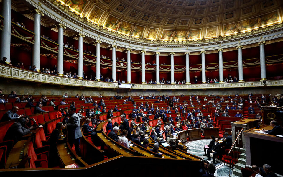 Γαλλία: Στις 21.00 κλείνει η ψηφοφορία για την πρόταση μομφής, αναλυτές εκτιμούν ότι πέφτει η κυβέρνηση Μπουρνιέ.