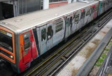 Άνω Πατήσια: Άνθρωπος έπεσε από την πεζογέφυρα στον σταθμό του ΗΣΑΠ, έχει γίνει διακοπή των δρομολογίων του ηλεκτρικού.