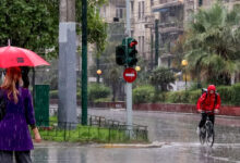 Αλλαγή στο καιρικό σκηνικό αναμένεται από σήμερα, καθώς μια νέα κακοκαιρία θα πλήξει τη χώρα. Το φαινόμενο θα συνοδευτεί από ισχυρές καταιγίδες, βροχές και σημαντική πτώση της θερμοκρασίας.