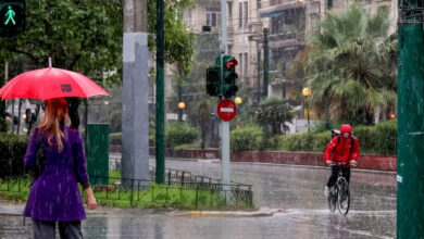 Αλλαγή στο καιρικό σκηνικό αναμένεται από σήμερα, καθώς μια νέα κακοκαιρία θα πλήξει τη χώρα. Το φαινόμενο θα συνοδευτεί από ισχυρές καταιγίδες, βροχές και σημαντική πτώση της θερμοκρασίας.