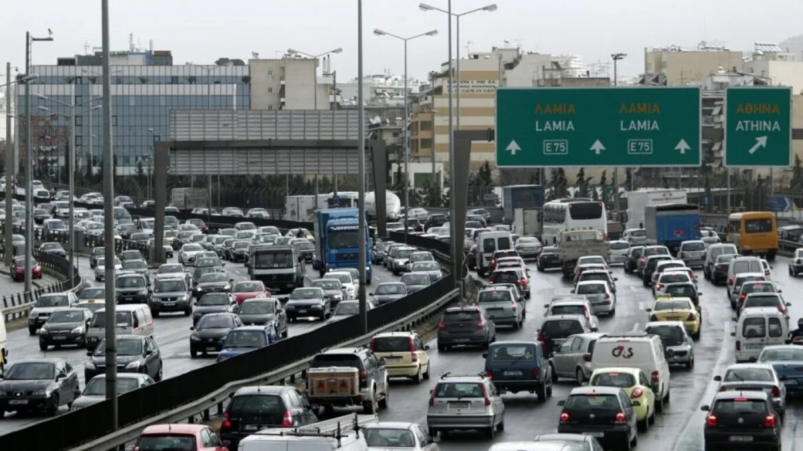 Αθήνα: Καθυστερήσεις στον Κηφισό, απροσπέλαστο το Κέντρο, στο κόκκινο η κίνηση στην πρωτεύουσα παραμονές Πρωτοχρονιάς.