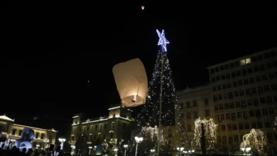 Χριστούγεννα: Πως γιόρτασαν σε Αθήνα και Θεσσαλονίκη, ποιες πόλεις φόρεσαν τα "λευκά" τους - Γιορτινές εικόνες από όλη την Ελλάδα.