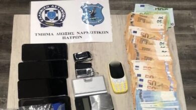 Πειραιάς: Εξάρθρωση οργάνωσης για διακίνηση ναρκωτικών, αστυνομικοί εντόπισαν 28χρονο να προμηθεύει με ναρκωτικά τρία άτομα.