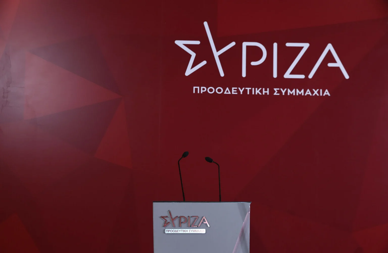 ΣΥΡΙΖΑ: «Η Ελλάδα δεν αναγνωρίζει τίτλους ευγενείας», δήλωση της αντιπολίτευσης για το θέμα της ιθαγένειας των υιών Γλύξμπουργκ.