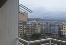 Η πολυκατοικία βρίσκεται στην οδό Βύρωνος στο κέντρο της Θεσσαλονίκης