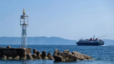 Σύρος: Προβλήματα στον πράσινο φάρο του λιμανιού μετά το φιάσκο με τον φάρο της Νάξου, "στα τυφλά" πλέουν τα πλοία της γραμμής.