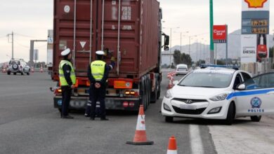 Φρικτό περιστατικό στη Λάρισα: Οδηγός φορτηγού βρέθηκε νεκρός με τραύματα από μαχαίρι στο πάρκινγκ ΣΕΑ Ευαγγελισμού. Οι αρχές ερευνούν τα αίτια της δολοφονίας.