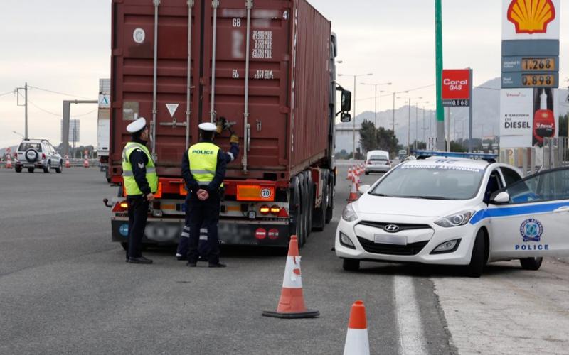 Φρικτό περιστατικό στη Λάρισα: Οδηγός φορτηγού βρέθηκε νεκρός με τραύματα από μαχαίρι στο πάρκινγκ ΣΕΑ Ευαγγελισμού. Οι αρχές ερευνούν τα αίτια της δολοφονίας.