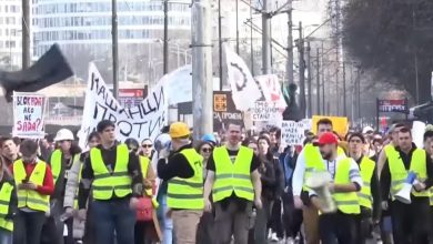 Οι διαδηλωτές, επικεφαλής των οποίων ήταν φοιτητές, συνέχισαν σήμερα Παρασκευή τη διήμερη πορεία τους από την πρωτεύουσα της Σερβίας, το Βελιγράδι, προς τη βόρεια πόλη Νόβι Σαντ.