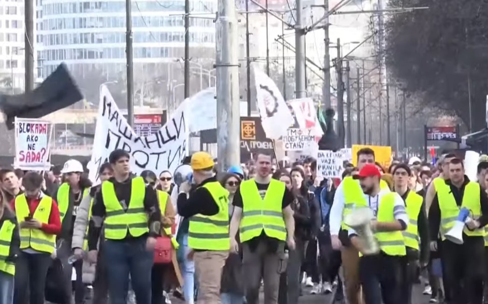 Οι διαδηλωτές, επικεφαλής των οποίων ήταν φοιτητές, συνέχισαν σήμερα Παρασκευή τη διήμερη πορεία τους από την πρωτεύουσα της Σερβίας, το Βελιγράδι, προς τη βόρεια πόλη Νόβι Σαντ.