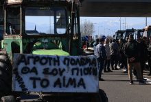 Με χημικά απαντάει η κυβέρνηση στα αιτήματα των αγροτών. Αυτή την στιγμή σημειώνονται εκτεταμμένα επεισόδια στο μπλόκο των αγροτών στον Ε-65.