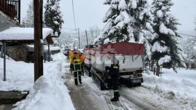 Φθιώτιδα: Επιχείρηση απεγκλωβισμού ηλικιωμένων από τα χιόνια στην ορεινή Μερκάδα όπου το χιόνι ξεπέρασε τους 70 πόντους.