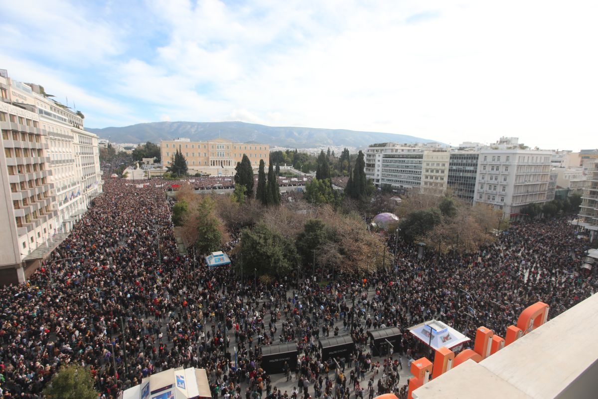 Τέμπη: Ποιοι διάσημοι έδωσαν το παρόν στην πλατεία Συντάγματος, ενώνοντας την φωνή τους με το πλήθος των διαδηλωτών.