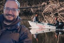 Οι μέρες περνούν και η αγωνία κορυφώνεται γύρω από την εξαφάνιση του Βασίλη Καλογήρου στη Λάρισα. Δύο εβδομάδες μετά το μυστήριο που συγκλονίζει την τοπική κοινωνία, μια νέα, αξιόπιστη μαρτυρία από ζευγάρι –σύμφωνα με τον ιδιωτικό ερευνητή Γιώργο Τσούκαλη– στρέφει ξανά το ενδιαφέρον της έρευνας στην περιοχή του Πηνειού.